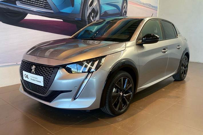 Sølv Peugeot e-208 fra 2023 set udefra