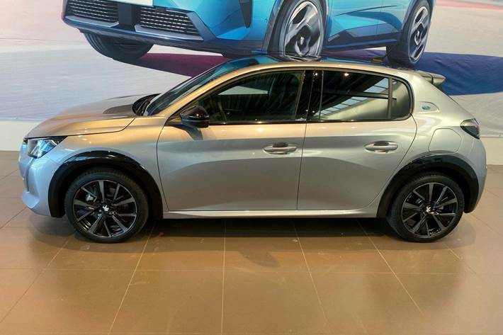 Sølv Peugeot e-208 fra 2023