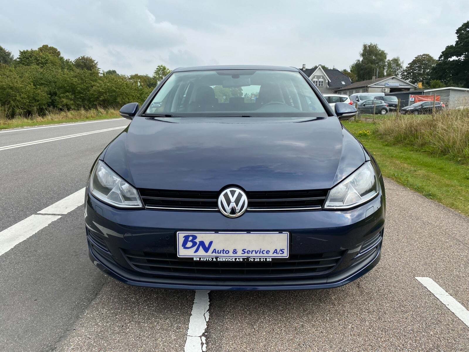 Blå VW Golf VII fra 2015 set udefra