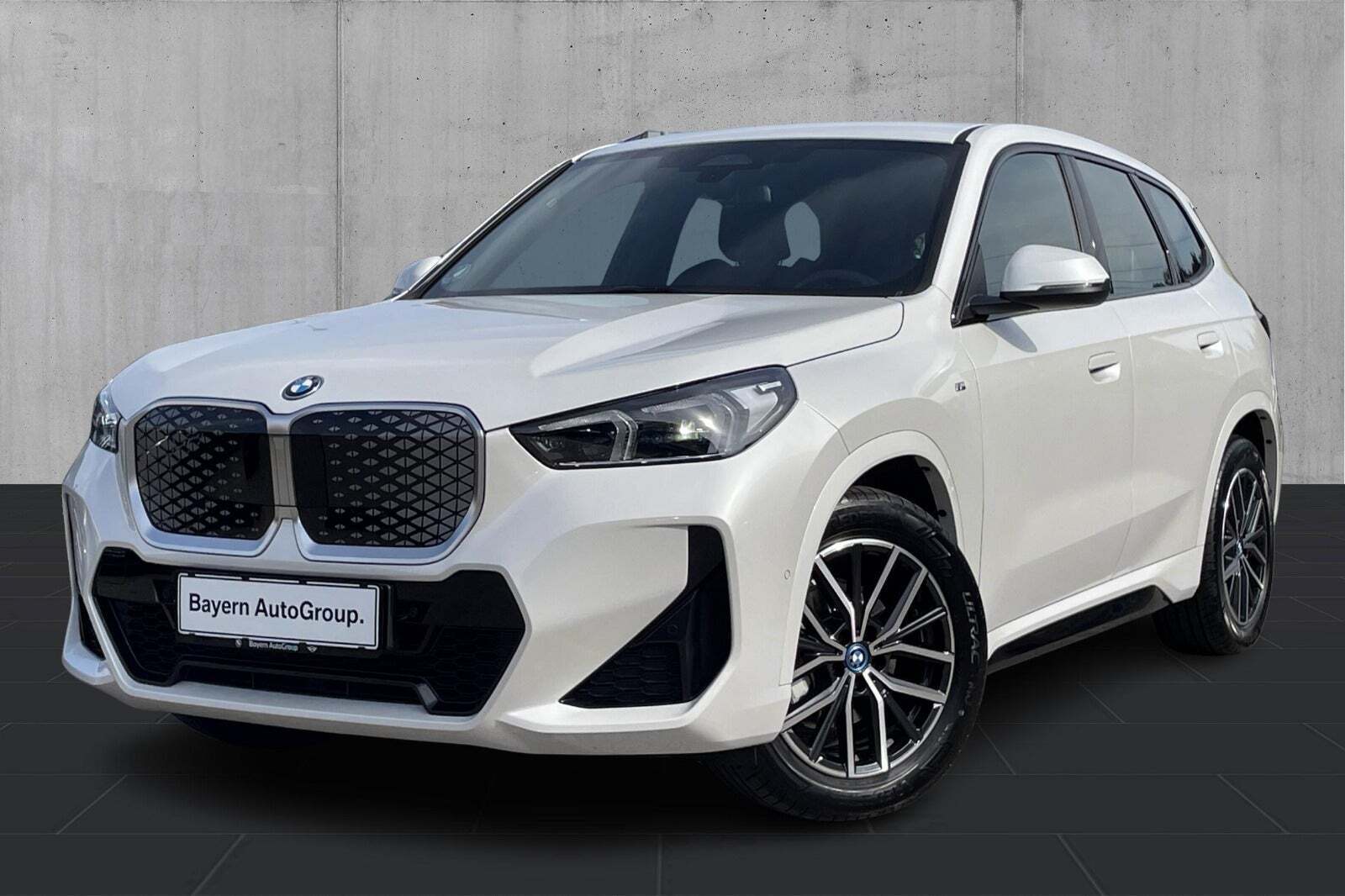 Hvid BMW iX1 fra 2025 set udefra