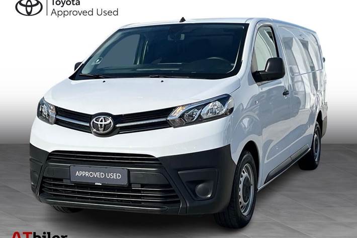 Hvid Toyota ProAce fra 2023 set udefra