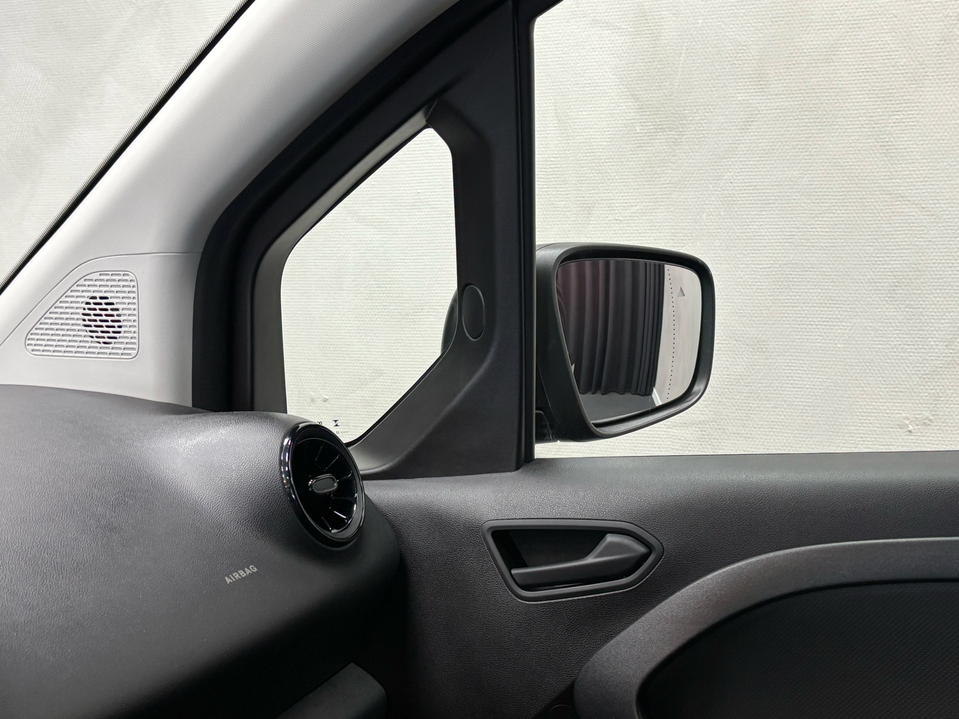 Sort Mercedes eCitan fra 2024