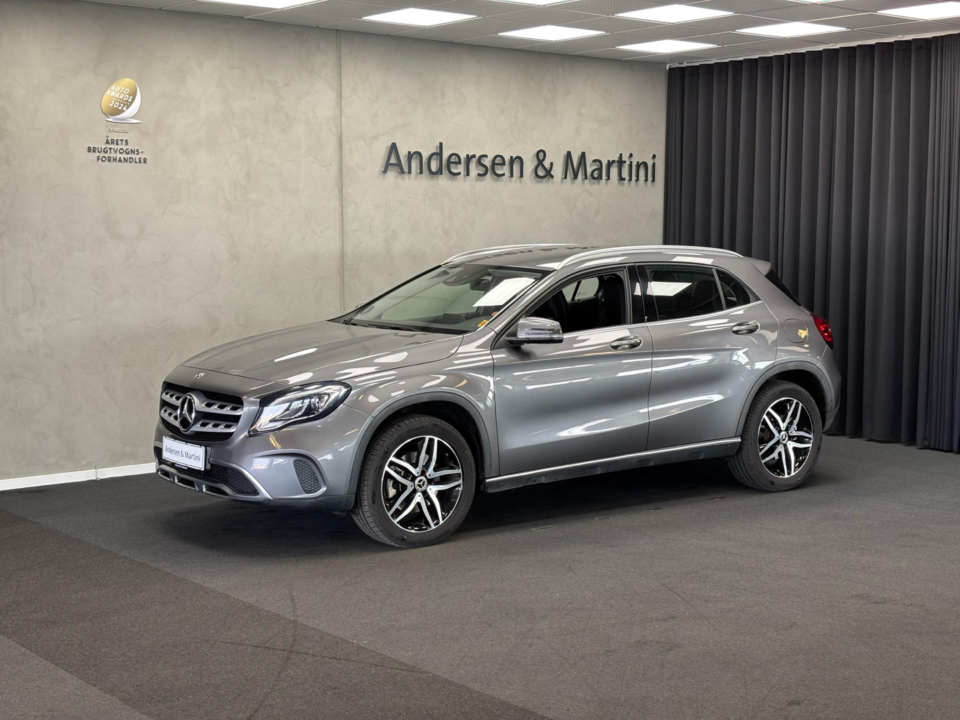 Grå Mercedes GLA250 fra 2018 set udefra