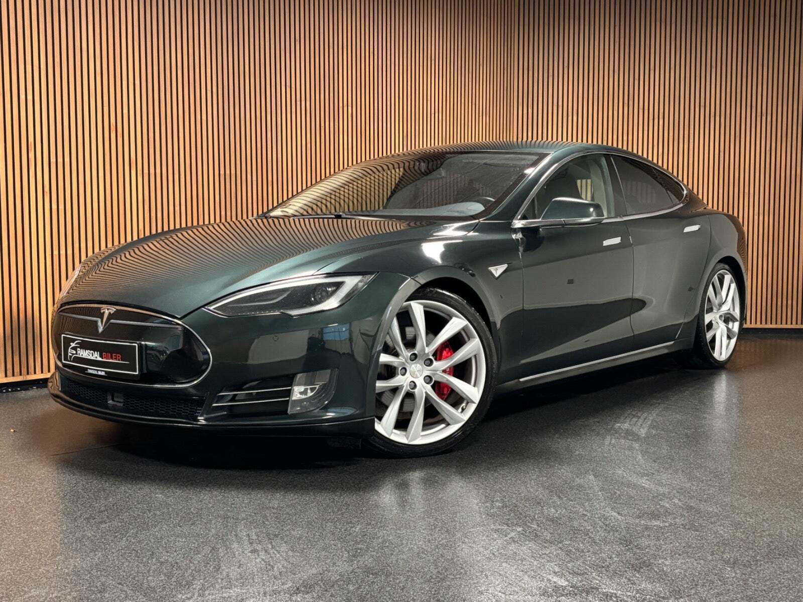 Grøn Tesla Model S fra 2014