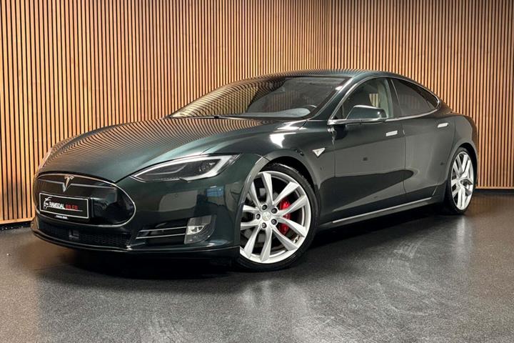 Grøn Tesla Model S fra 2014