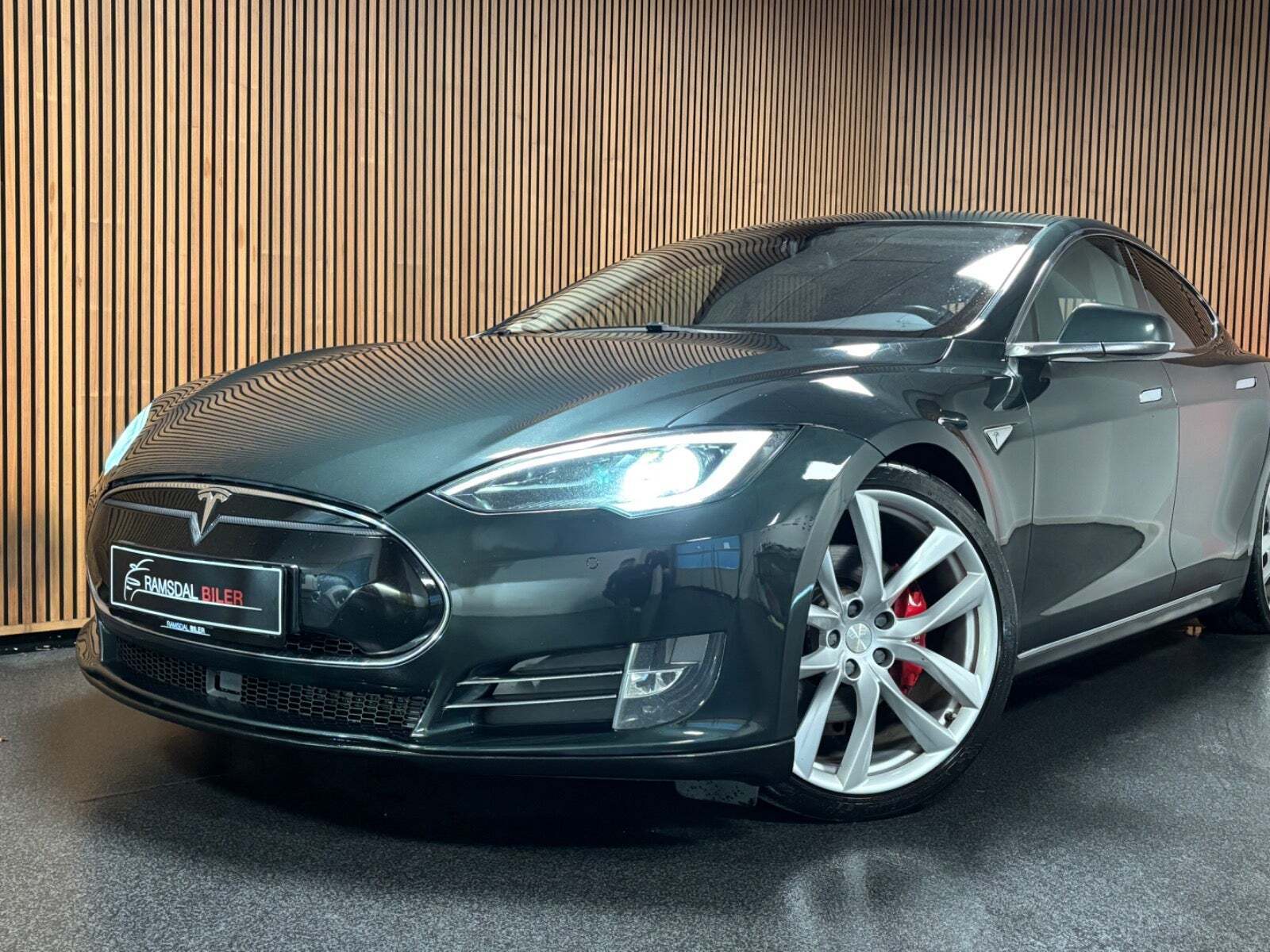 Grøn Tesla Model S fra 2014