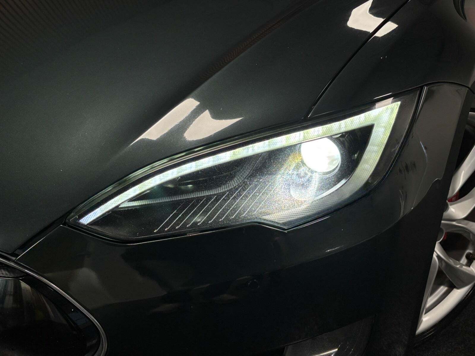 Grøn Tesla Model S fra 2014