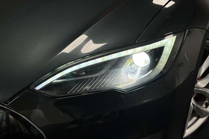 Grøn Tesla Model S fra 2014