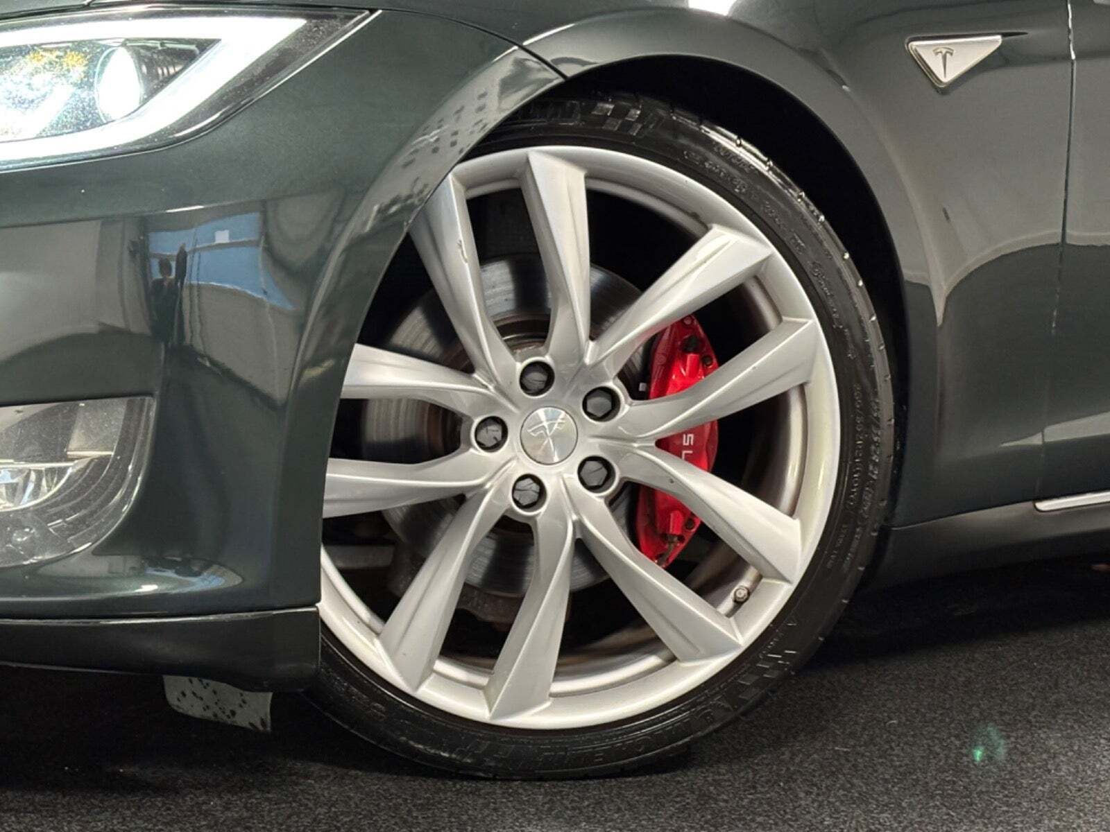 Grøn Tesla Model S fra 2014