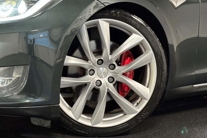 Grøn Tesla Model S fra 2014