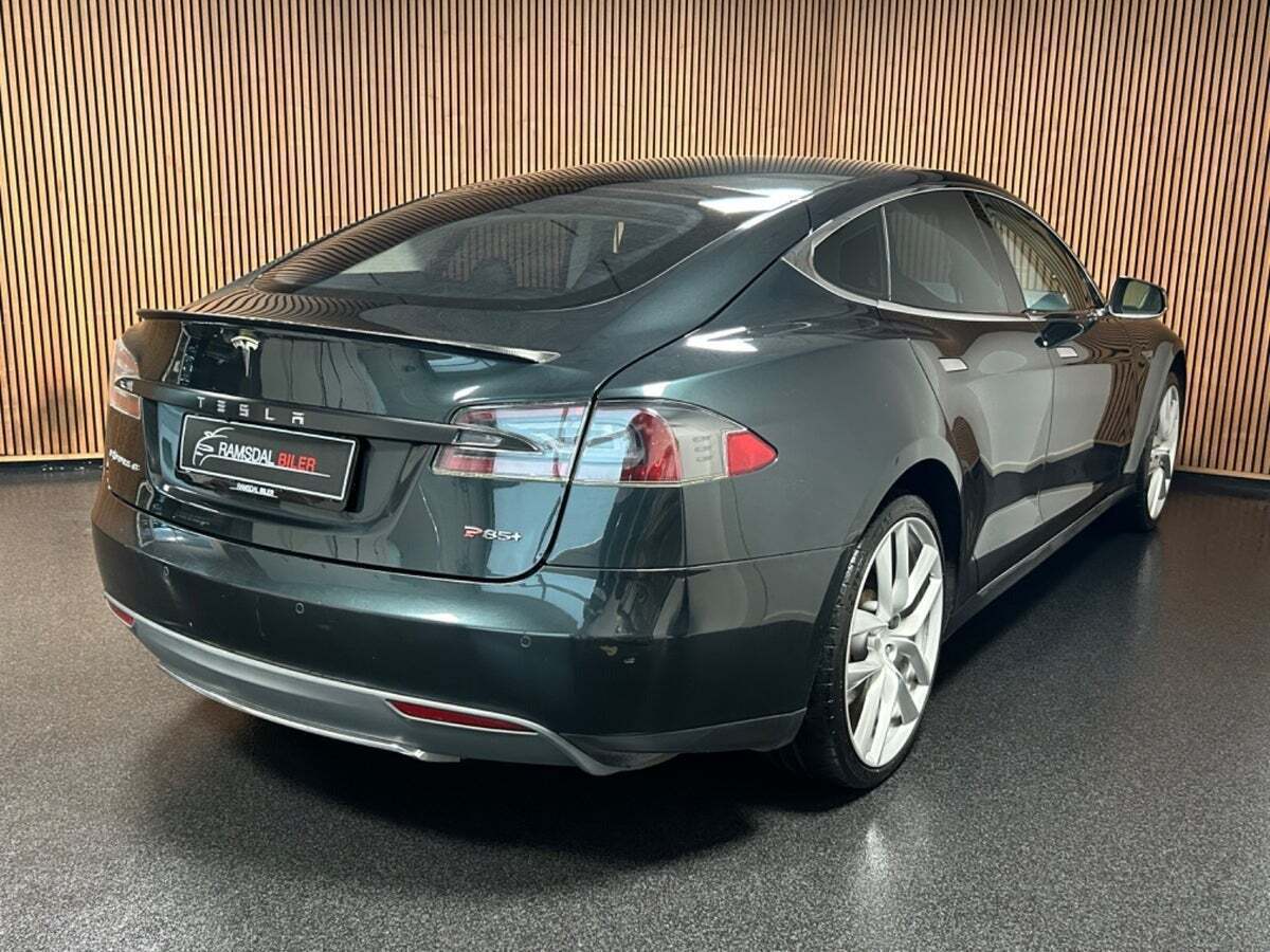 Grøn Tesla Model S fra 2014