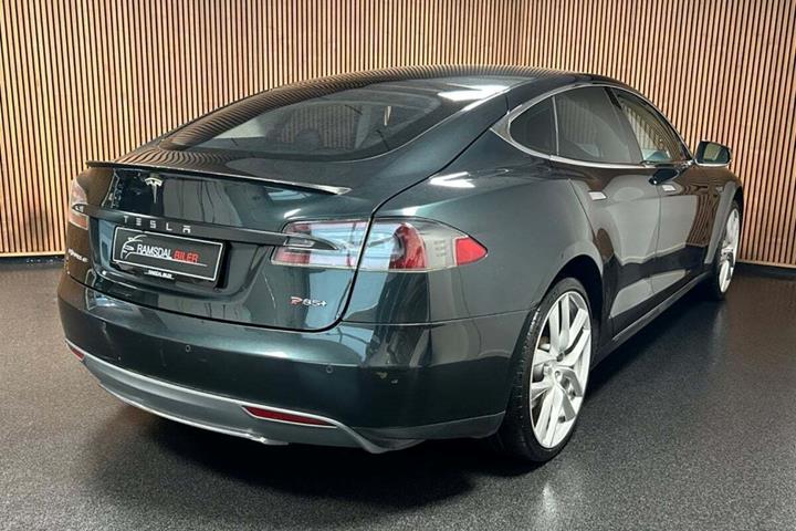 Grøn Tesla Model S fra 2014