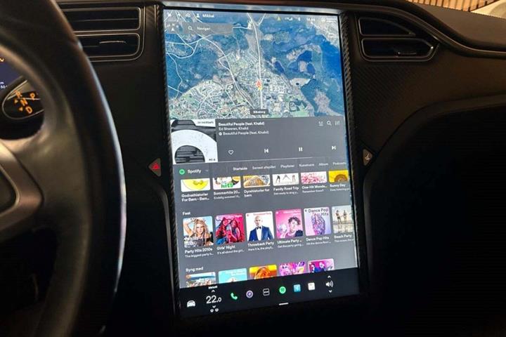 Grøn Tesla Model S fra 2014