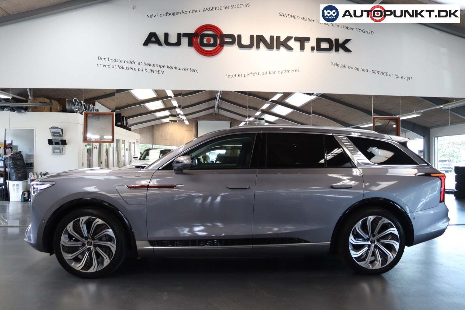 Grå Hongqi E-HS9 fra 2025