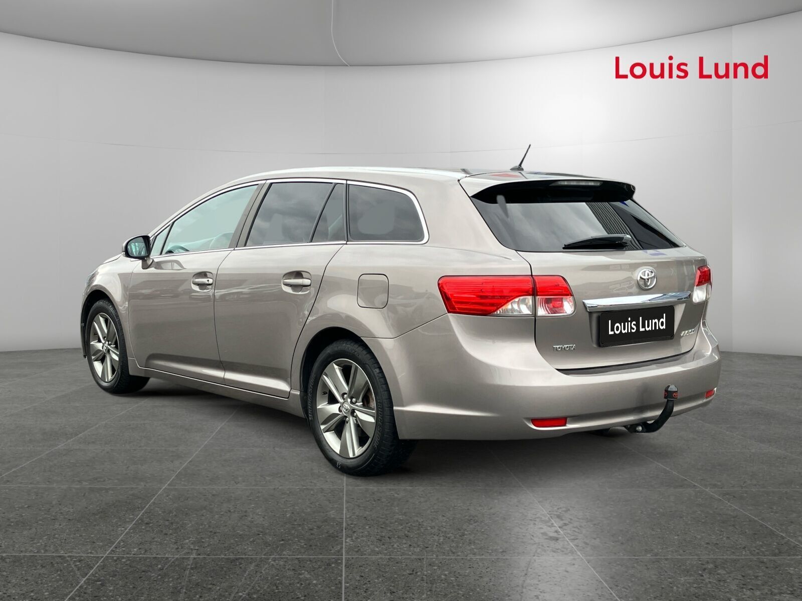 Bronze Toyota Avensis fra 2014