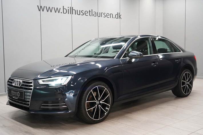 Blå Audi A4 fra 2016 set udefra