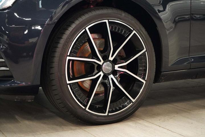 Blå Audi A4 fra 2016