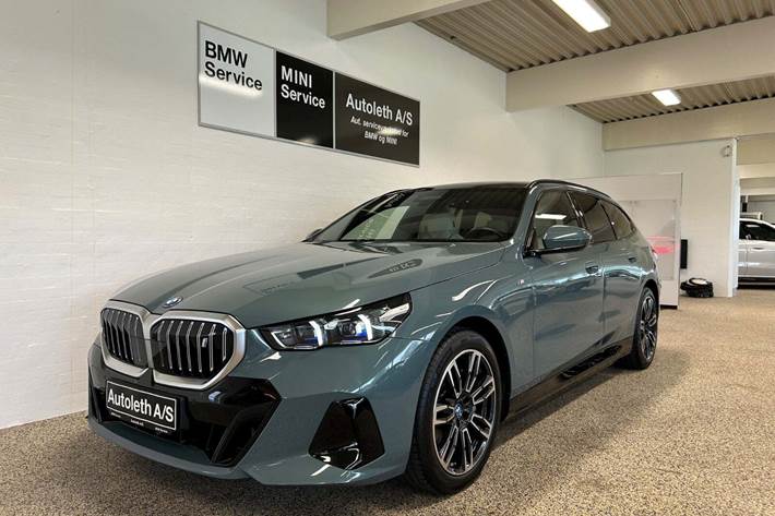 Grøn BMW i5 fra 2024 set udefra