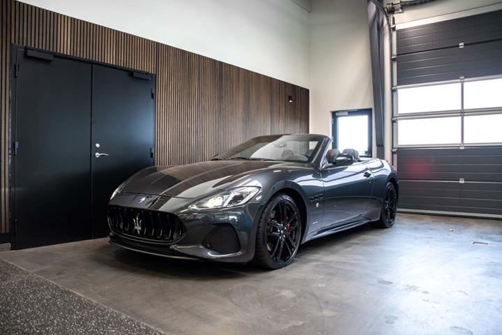 Grå Maserati GranCabrio fra 2019