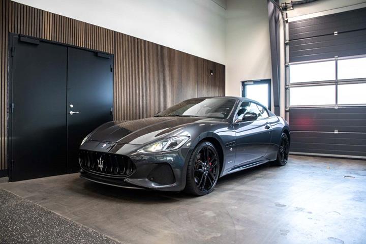 Grå Maserati GranCabrio fra 2019