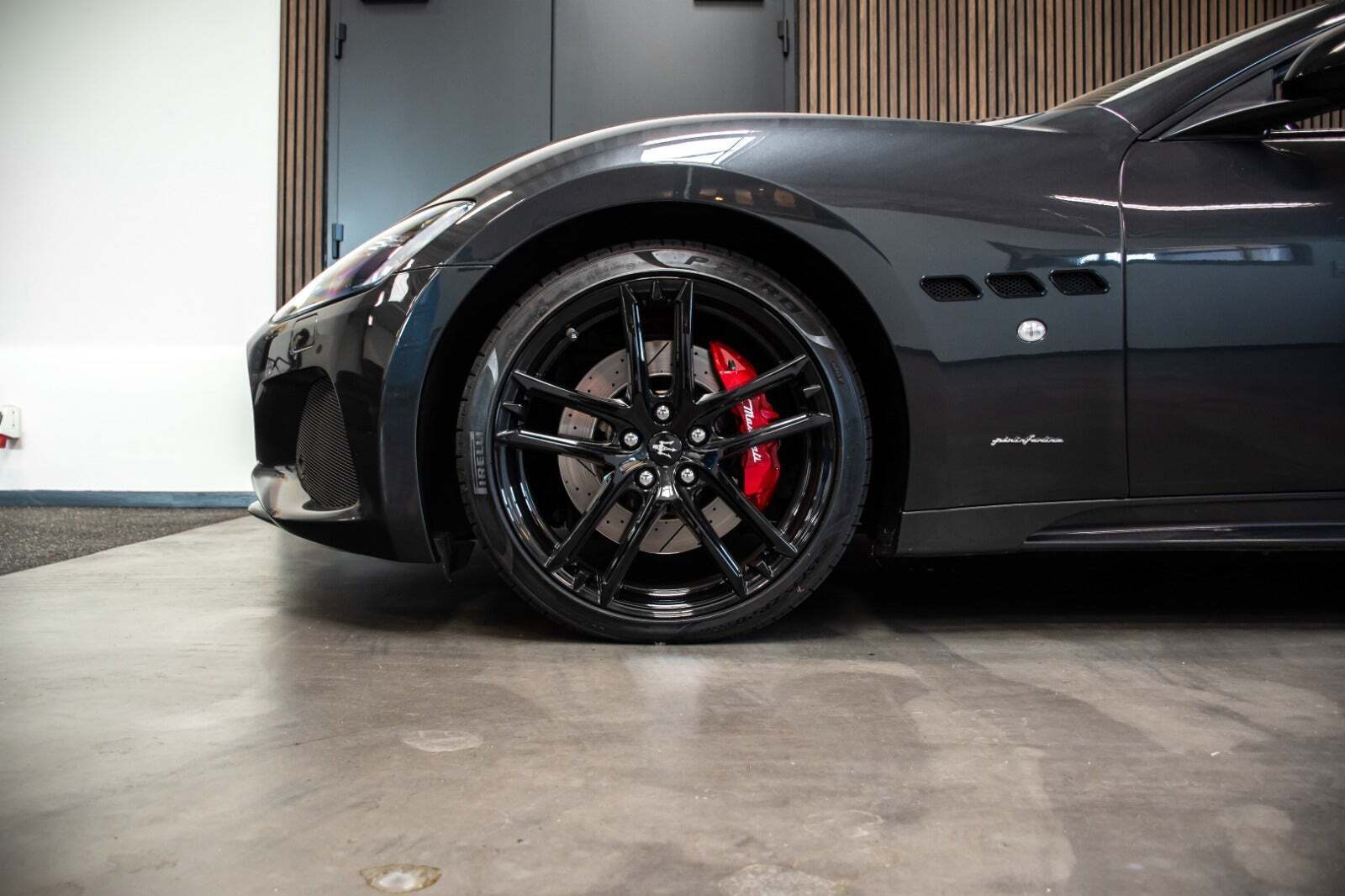 Grå Maserati GranCabrio fra 2019