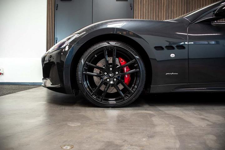 Grå Maserati GranCabrio fra 2019