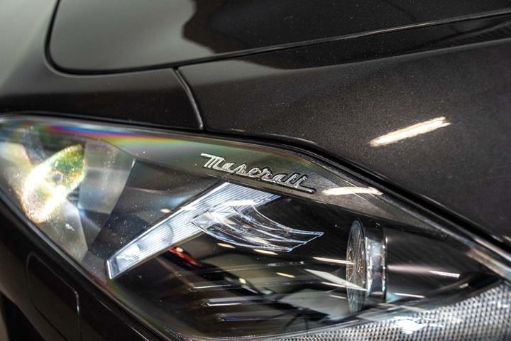 Grå Maserati GranCabrio fra 2019