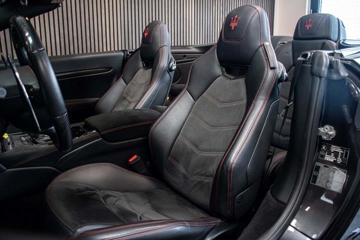 Grå Maserati GranCabrio fra 2019