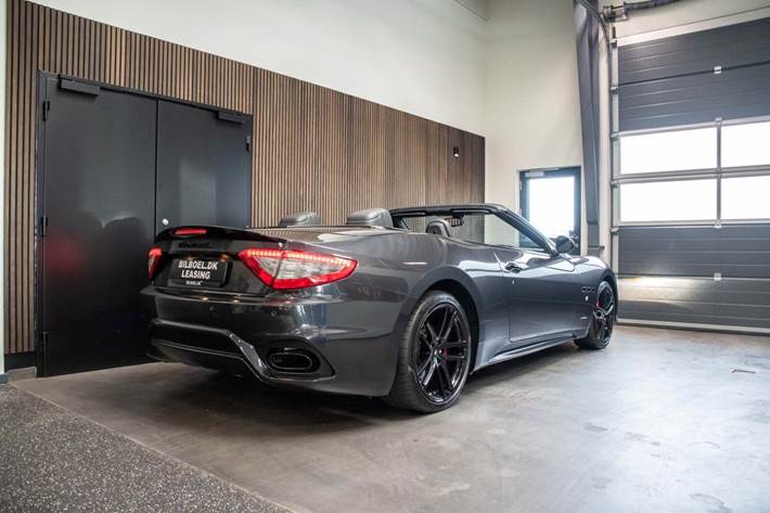 Grå Maserati GranCabrio fra 2019