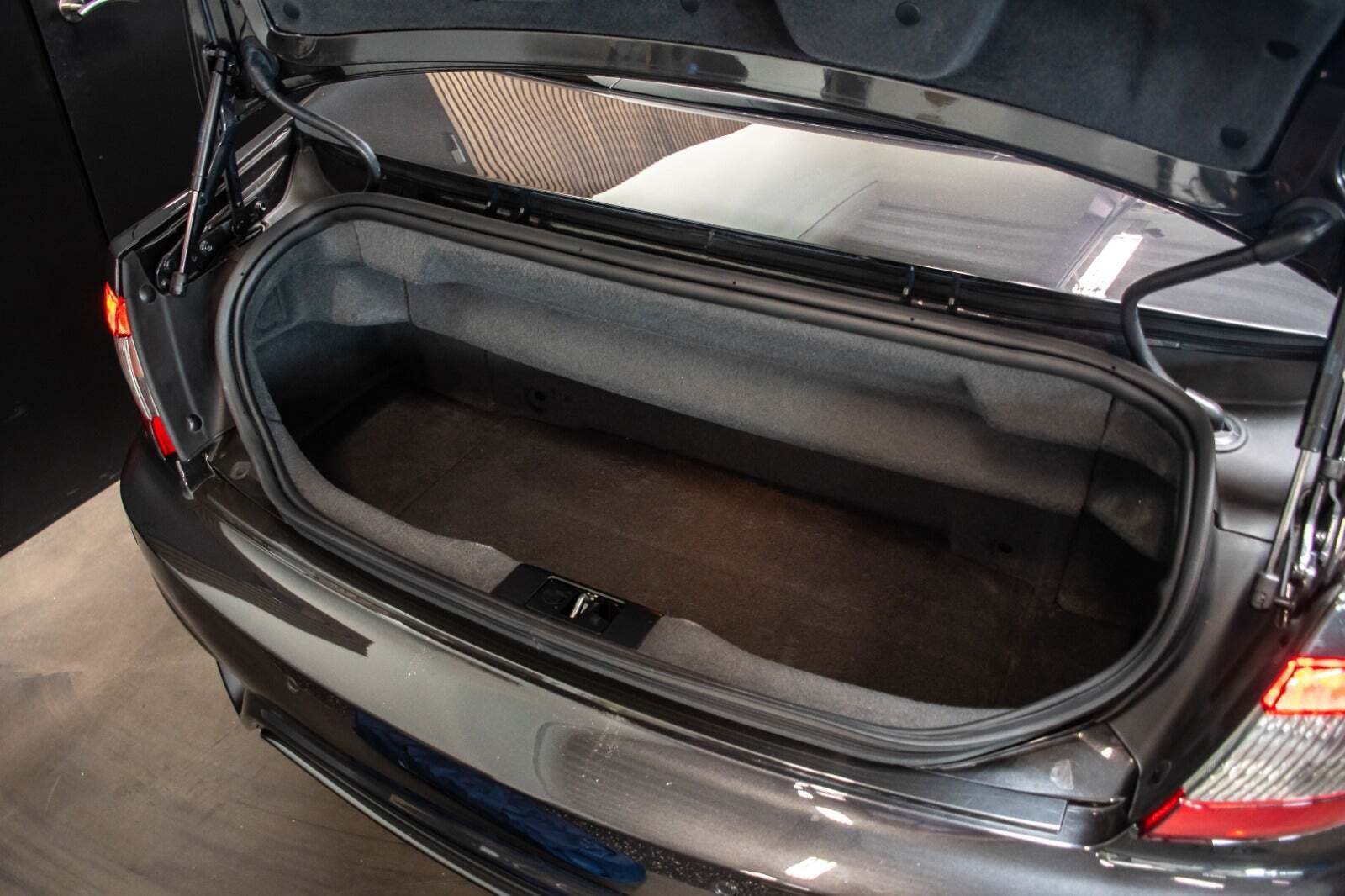 Grå Maserati GranCabrio fra 2019