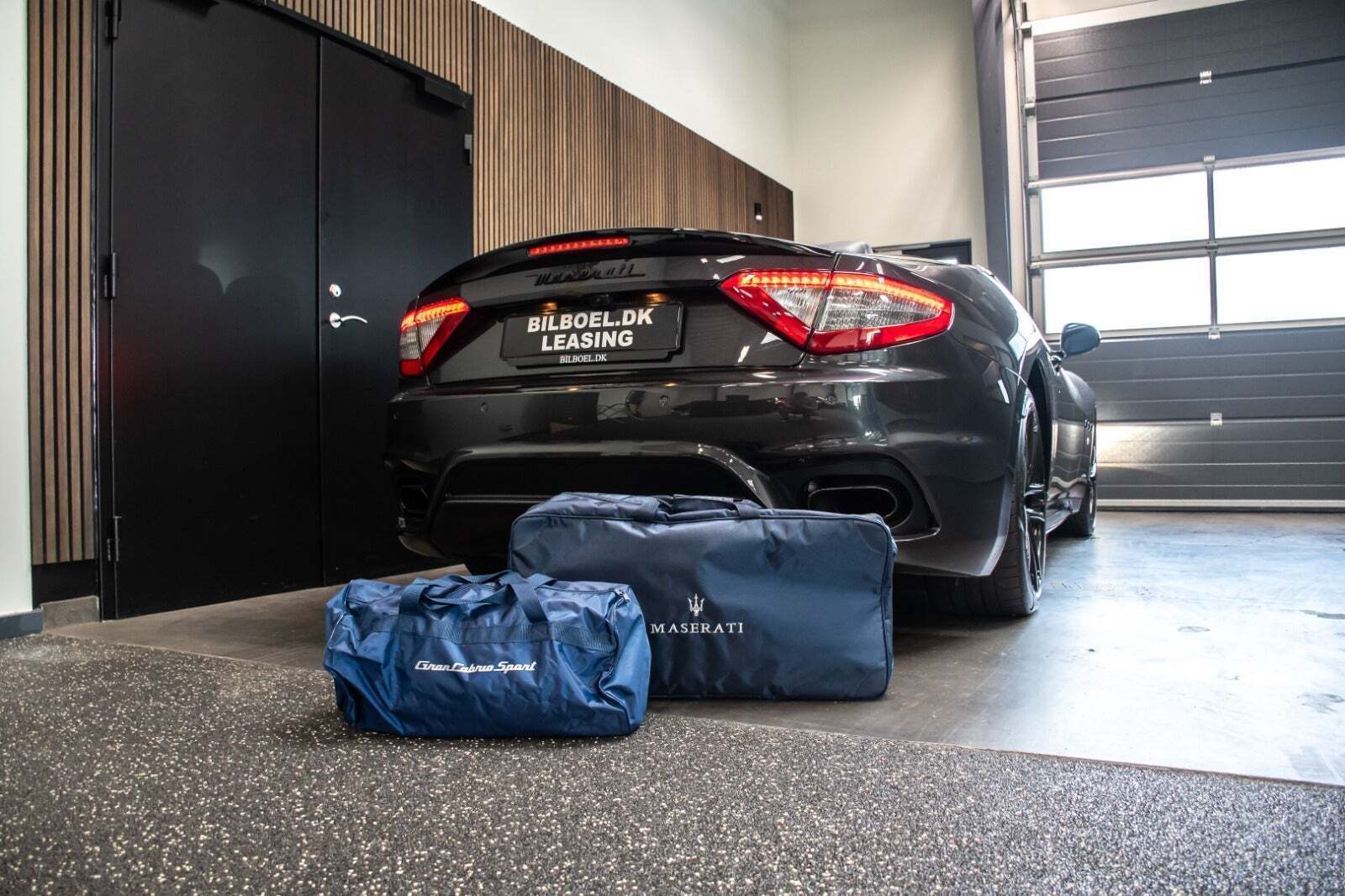 Grå Maserati GranCabrio fra 2019