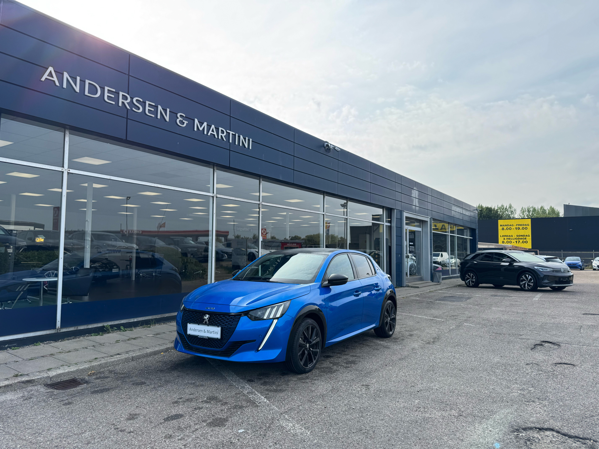 Blå Peugeot e-208 fra 2023