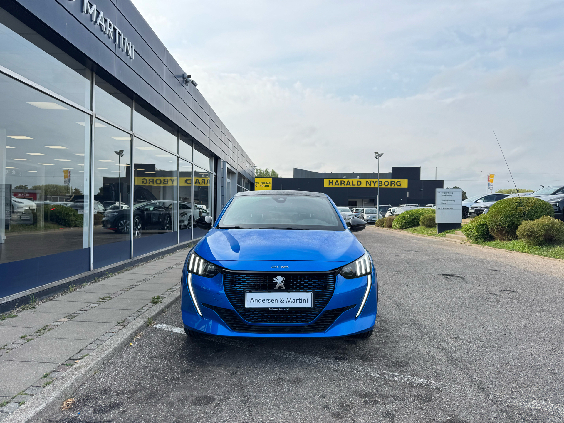 Blå Peugeot e-208 fra 2023
