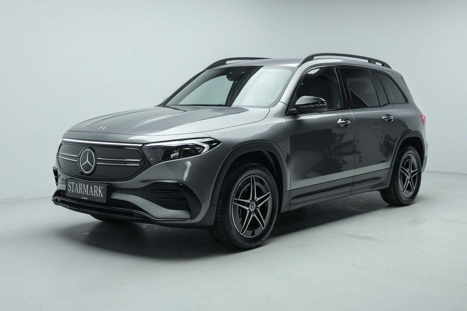 Grå Mercedes EQB350 fra 2023 set udefra