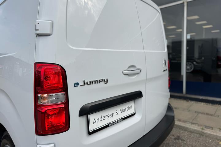 Hvid Citroën e-Jumpy fra 2023 set udefra