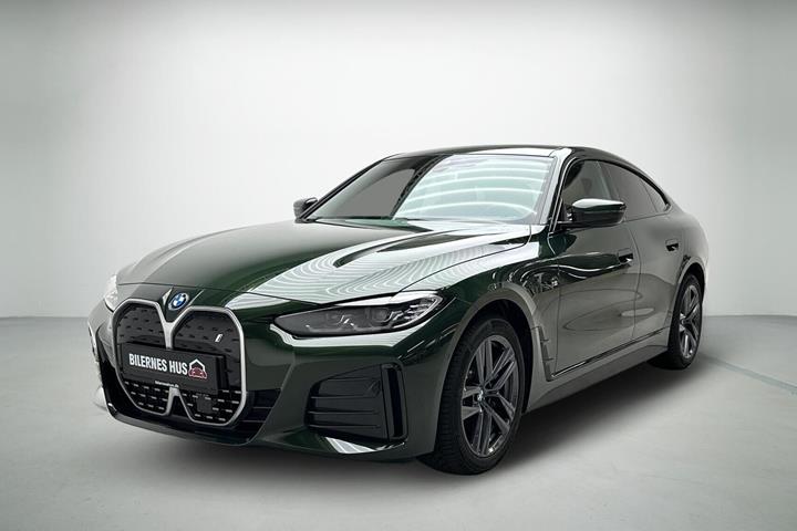 Grøn BMW i4 fra 2024 set udefra