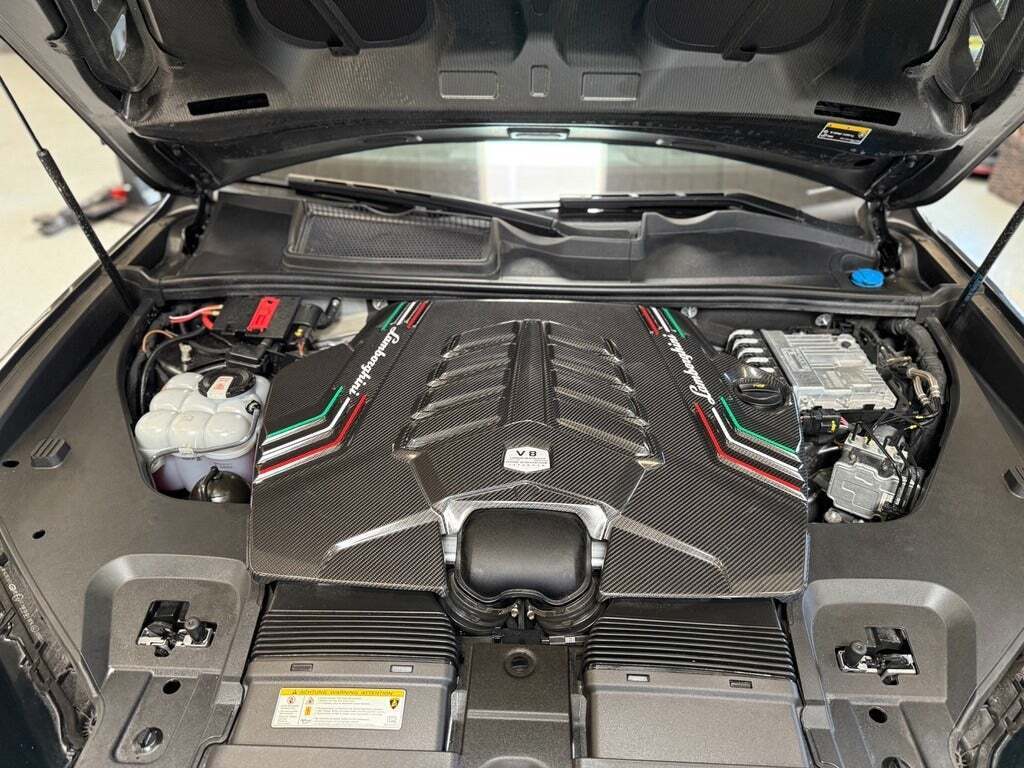 Grå Lamborghini Urus fra 2024