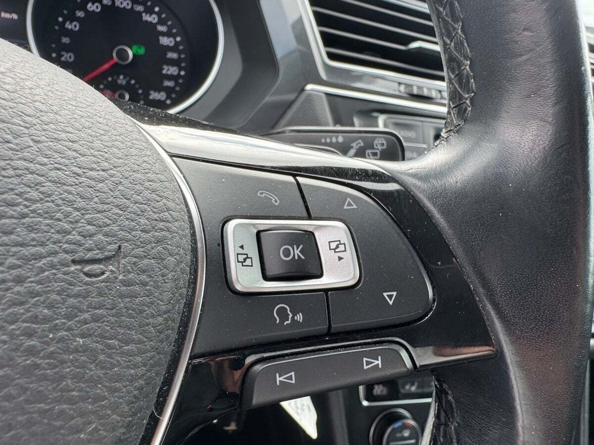 Grå VW Tiguan fra 2017