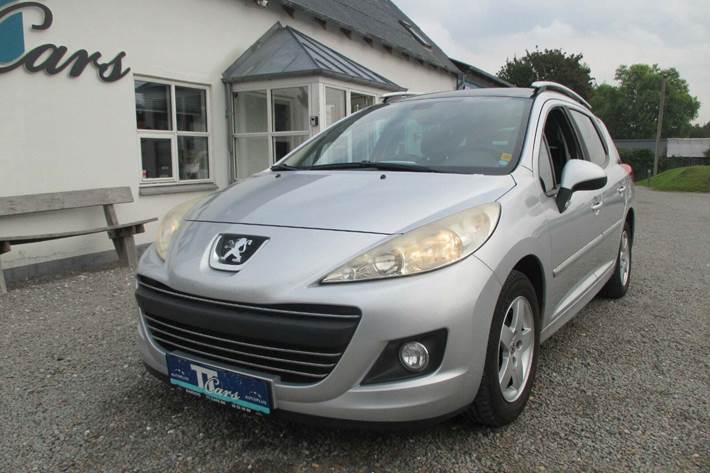 Sølv Peugeot 207 fra 2010 set udefra
