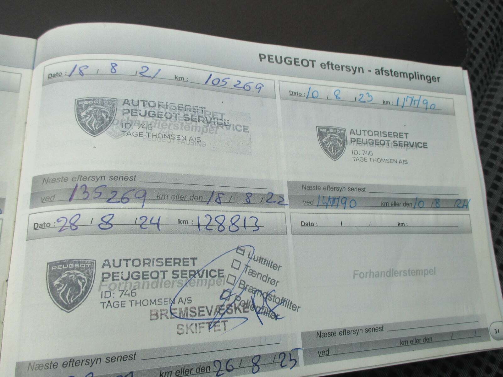 Sølv Peugeot 207 fra 2010 set udefra