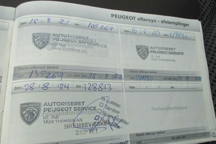 Sølv Peugeot 207 fra 2010 set udefra