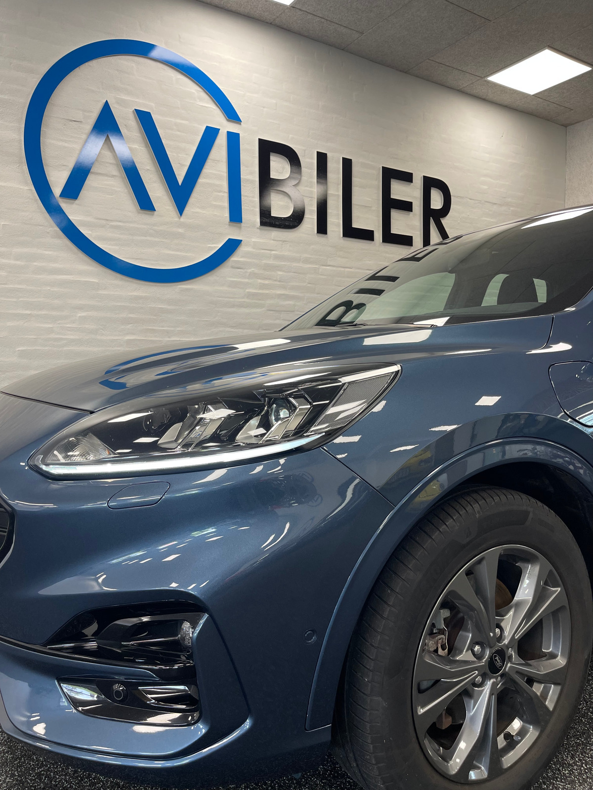 Blå Ford Kuga fra 2021