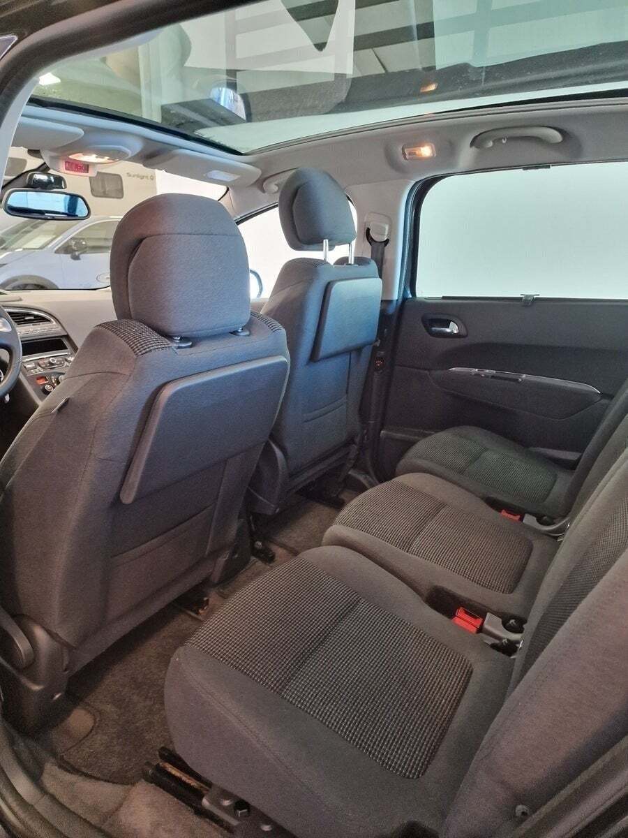 Sort Peugeot 5008 fra 2016 set indefra