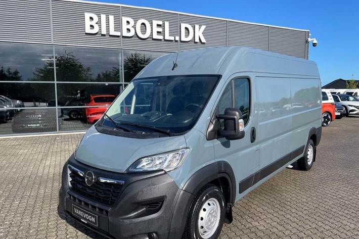 Grå Opel Movano fra 2022 set udefra