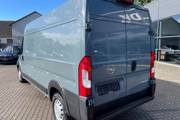 Grå Opel Movano fra 2022