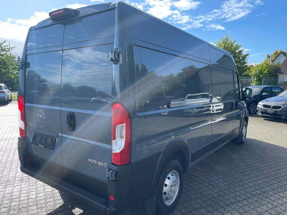 Grå Opel Movano fra 2022