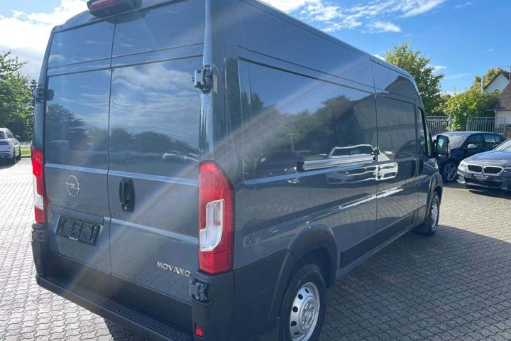 Grå Opel Movano fra 2022