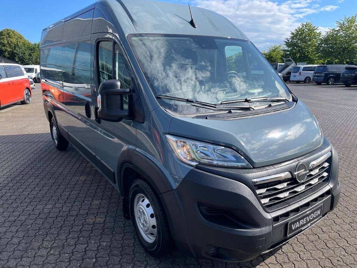 Grå Opel Movano fra 2022