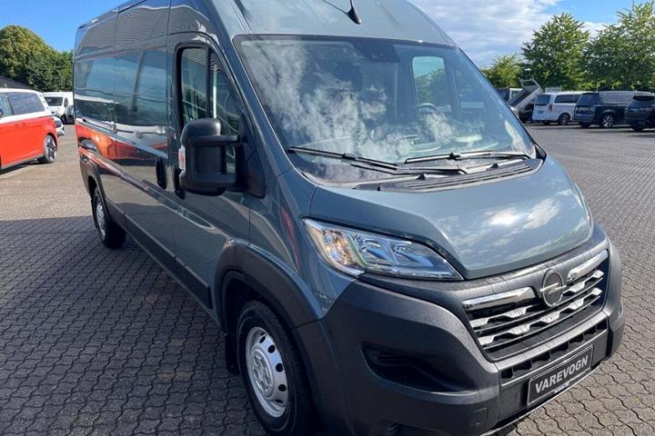 Grå Opel Movano fra 2022