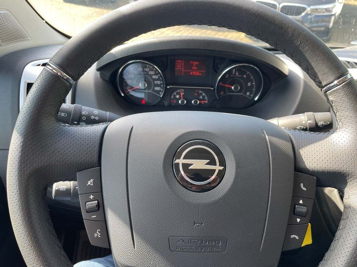 Grå Opel Movano fra 2022